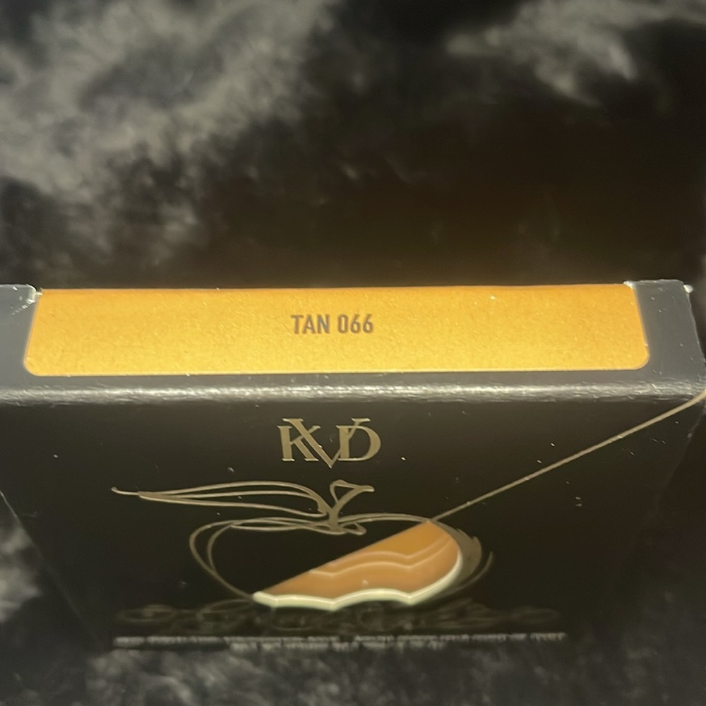 KVD Good Apple Tan 066 Skin-Perfecting Hydrating Foundation Balm - Picture 4 of 6